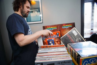 Moskova - 26 Mart, 2017: yüksek kaliteli müzik severler, djs ve hipsters toplandı, satın almak, ticaret ve vinil kayıtlar ile müzik alışverişi için güç merkezi. Rus vinil topluluk olay