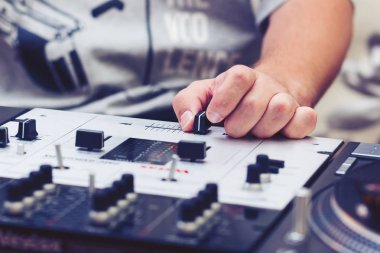 Profesyonel ses denetleyicisi ve pikap vinil plak çalar müzik karıştırma Dj el. Elleri, kolları ve düzenleyiciler üzerinde odaklanmak. 