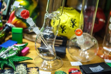Genoa, İtalya - 12 Ekim, 2018: Ganja dükkanını satmak yasal esrar, cam nargile borular ve aksesuarlar, sigara ot. Yasal hafif uyuşturucu deposunda yakın çekim
