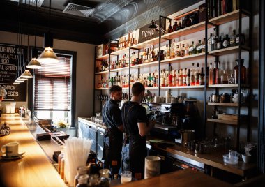 Moskova-26 Mart 2017: birçok Alocohol şişe içecek, Bar standı ile Cool Dewars Bar. Yetişkin gece hayatı eğlence arka plan. Barmen tezgah arkasında kahve içmek hazırlamak.