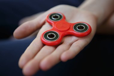 Onun Palm'da kız gösteren yeni serin kırmızı spinner oyuncak. Trendy topluca Gadget'ı elinde tutan kadın. Süper popüler ve eğilimleri oyuncakları içinde iplik 2017.Enjoy yatakları üzerinde eğlenmek için parmak