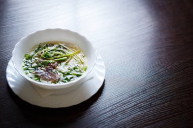 Lezzetli Vietnam geleneği restoran yemek pho bo çorba. Doğal egzotik yemek menüsü. Lezzetli Asya sıcak yemek sığır eti ve kapta, kopya alanı hizmet erişte ile