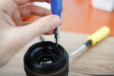 Modern dslr kamera lensler hizmet özel Atölye tamir kırık. Ana tamir araçları ile kırık objektif