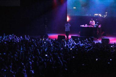 Moskova - 2 Eylül, 2016: büyük hip hop konser rapçi Yung yalın gece kulübü. Aydınlatma, parlak sahne alanı kalabalık dans pistine müzik hayranları ile gösterinin keyfini çıkarın. Sahne sanatları olay