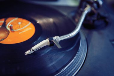 Kiev-30 Haziran, 2018: Profesyonel vintage teknikleri pikap kayıtları oyuncu aygıt için hip hop dj konser. Pro ses donanımı için disk jokey için sıfırdan vinil 