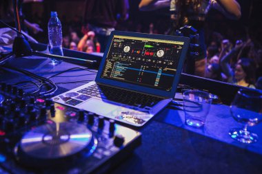 Moskova - 14 Ekim, 2016: Rus rap şarkıcısı Kravz gece kulübü Moskva sahnede büyük konser. Dj müzik ve çizilmemesi Katos profesyonel dj MIDI denetleyicisi üzerinde izler kız eline odaklanın. Konser için modern disk jokey dijital ses cihazı