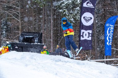 Bukovel, Ukrayna-19 Mart, 2018: Kar kicker rampa Bukovel kış Parkı'nda ücretsiz Kayak binici atlar. Aşırı spor müsabakasını dağlarda kayakçılar için