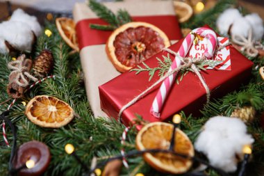 Güzel bir şekilde dekore edilmiş Noel ve yeni yıl hediye kutuları Noel ağacı çam ağaç dallarında yalan sunar. Yakın, tatil dekorasyon arkadaşlarınız ve aile üyeleri için hediyeler