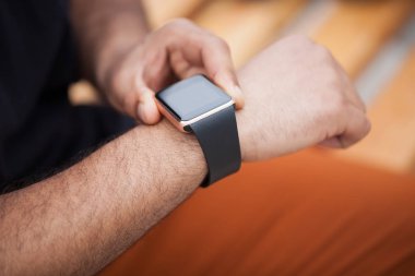Afrika siyah adamın trendy akıllı saati eller. Internet, şamata sosyal medya her zaman kalmak sağlar bağlı Modern Gadget'ı. Makro yakın çekim kol saatleri.