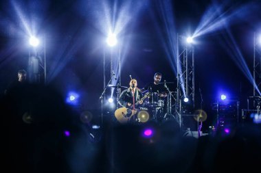 Odessa, Ukrayna-21 Ağustos, Ukraynalı ünlü pop şarkıcısı Monatik.Fantastic canlı perfromance Zgames yaz Müzik Festivali'nde konser aydınlatma 2017:Bright sahne