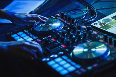 Moskova - 14 Ekim, 2016: Rus rap şarkıcısı Kravz gece kulübü Moskva sahnede büyük konser. Dj müzik ve çizilmemesi Katos profesyonel dj MIDI denetleyicisi üzerinde izler kız eline odaklanın. Konser için modern disk jokey dijital ses cihazı