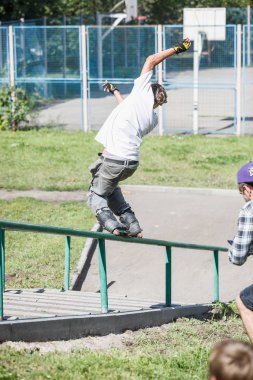 Moskova - 15 Ağustos, 2015: açık saldırgan rollerbladers tamamlama S3t Yarışması. Genç patenci adam Küpeşte üzerinde paten bileme.
