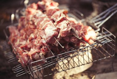 Domuz Barbekü pişirme işlemine Shashlyk pek çok ülkede adı. Geleneksel Güney mutfağı. Sığ derinlik-in tarla, taze et parçaları ile fotoğraf kapatmak.