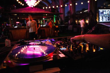 Moskova - 26 Haziran, 2016: Hip hop müzik parti gece kulübü. Gece kulübünde ayarla dj Vadim çalış.