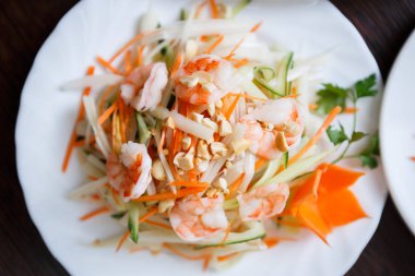 Egzotik karides salatası sebze ile Vietnam restoranı menüde beyaz tabakta servis. Egzotik Asya Cafe gıda. Sağlıklı ve lezzetli yemek ek yükü vurdu. Fıstık ve karides üzerinde odaklanılan üstten görünüm