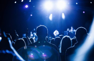 Moskova-19 Kasım 2016: müzik hayranlarının kalabalığı gece kulübünde şovdan keyif aldı. Parlak konser sahne aydınlatma. Büyük grup insanlar favori şarkıları dinlemek