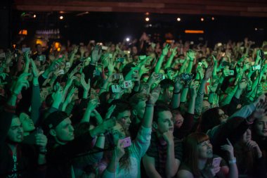 Moskova - 20 Ekim, 2016: kalabalık danceflloor gece kulübünde. Gece kulübü gösterisinde büyük canlı müzik.