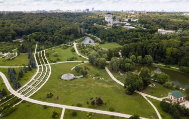 Kiev - 1 Temmuz, 2018: hava dron fotoğraf güzel yeşil park Feophania. Yukarıda uçan ile DJI indeks işlem quadro helikopter kamera ile çekim manzara. Popüler turistik landmark. Kiev şehir büyük doğal Feofaniya bahçede