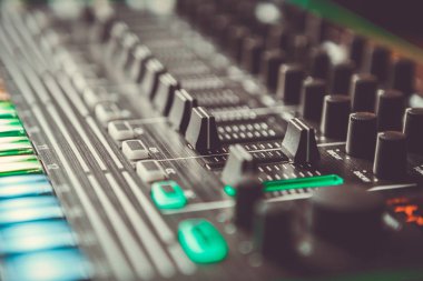 Profesyonel ses ekipmanları için dj remix ve konser, parti müzik çalmak için. Ses stüdyo teknoloji kayıt. MIDI klavye piyano, Fader ve düzenleyiciler ile dijital müzik aleti