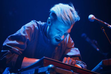 Kiev, Ukrayna - 9 Mart, 2018: Music hall konser. Gece kulübü elektronik müzik festivali. Ukraynalı indie grubu Yuko gece kulübünde Atlas set canlı