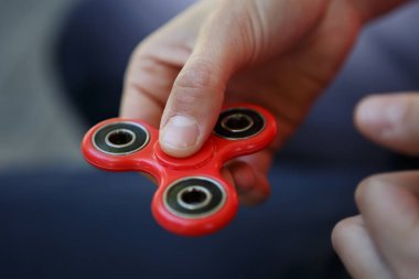 Popüler spinner topluca aygıt ile oynamak. 2017.Cool kırmızı iplik oyuncak yatakları üzerinde en trend cihazda. Psikolojik stres rahatlatmak ve yatakları üzerinde yeni bu harika oyuncakları ile eğlenin