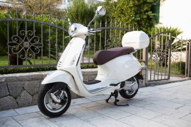 Brela, Hırvatistan - 26 Haziran, 2017: eğlenceli beyaz scooter Bisiklet Park şehir street.Comfortable retro tarzı motosiklet. Kentsel ulaşım. Popüler turistik yerler için kira scooter yaz tatili için seyahat