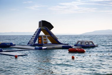 Makarska, Hırvatistan - 16 Haziran, 2017: hava ile şişirilen sıçrayan oynamak zemin Adriyatik Sea.Popular beach turizm yaz tatil seyahat için. Kale sıçrayan aktif çocuklar için eğlenceli