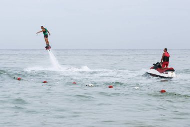 Odessa, Ukrayna-21 Ağustos, 2017:Modern hydroflyer kurulu. Genç adam jetski tubojet tahtada sürmek. Modern vurgulama kurulu motorlu tekne su tekne için bağlı. Hydroflying su sporları