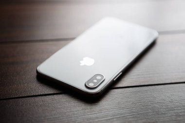 Mariupol, Ukraine-25 Ekim, 2017: Akıllı telefon modeli x yeni iphone. Trendy beyaz iphone 10 modeli. Modern cep telefonu modeli makro. Çift fotoğraf kamera lens arka