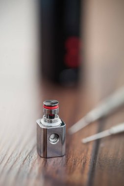 Aygıtın modern Buharlaştırıcı boxmod e-cig, kanthal clapton bobin damla ile yedek parça parçaları yükseltme. Modern aygıt modeli ve microcoil clearomizer. Sigara nikotin sigara çıkın ve sağlığını geliştirmek için iyi bir yol. Makro yakın çekim