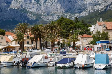 Makarska, Hırvatistan-18 Haziran, 2017:City liman Park edilmiş yatlar ve Hırvat Riviera.Beautiful motorlu tekneler ile seyahat hedef yaz tatili için. Cenneti motorlu tekne kira