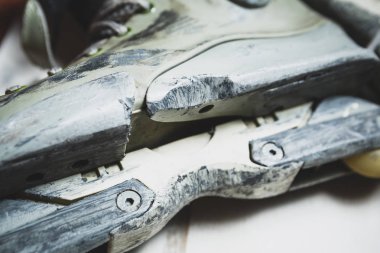 Ağır shabbed kötüyola levha ve çerçeve aşırı paten için kullanılan agresif inline paten blokta eziyet. Yakın çekim, raylar ve çıkıntıları skatepark veya şehir cadde öğütmek için plakalar üzerinde odak