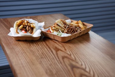 Yunan restoranı lezzetli et lokanta menüde tadını çıkarın. Lezzetli yağ abur cubur almak uzakta kağıt tabak Aperatif Cafe servis. Geleneksel Yunan mutfağı aperatifler, sağlıksız beslenme menüsü