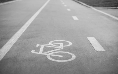 Bisiklet Park lane. Ekolojik ve sağlıklı taşıma şehir sürme için ayrı şekilde. Bisiklet ressam asfalt üzerinde beyaz boya ile iz
