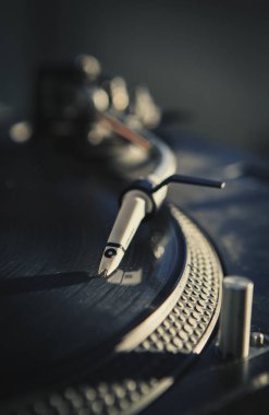 Kiev-30 Haziran, 2018: Dj pikap kayıtları player analog vinil disk ile. Kazıyın ve parti gece Club müzik parçaları çalın. Konser için techno disk jokey profesyonel kurulum