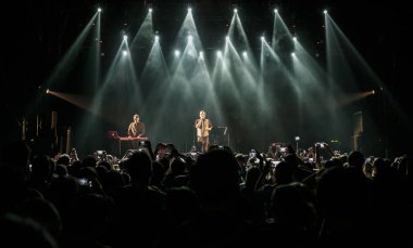 Moskova - 6 Ekim, 2016: vakum ve Mattias oynarken Lindbloom konser Yotaspace gece kulübü sahnede.