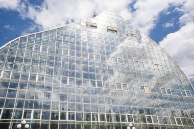 Moskova - 21 Temmuz, 2017: dış Bina Modern Botanik Bahçesi. Popüler turistik gezi Simgesel Yapı içinde farklı egzotik plats ile. Büyük botanik sera.