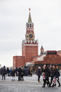 Moskova, Rusya - 21 Ocak, 2017: Kremlin kule kırmızı kare üzerinde. Popüler turistik landmark. Ulusal sembol ve Rusya Federasyonu'nda en meşhur turistik mekanlar. 