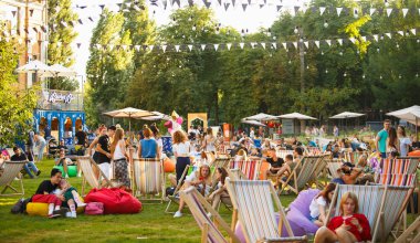 Kiev - 11 Ağustos, 2018: grubu gençlerin Tarih Salon Sandalyeler yaz festivalinde Kurazh rahatlatıcı.