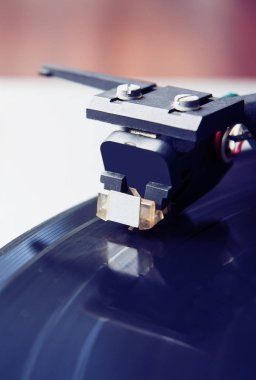 Müzikal vinil kaydı ile pikap oyuncu. Retro Tema.