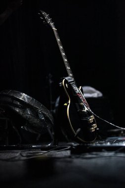 Moskova-26 Ağustos 2016: gösteri için gece kulübünde sahnede stand üzerinde Elektrikli gitar. Konser aduio ekipmanları, profesyonel dize müzik aleti