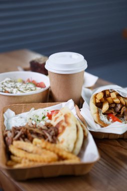 Fast food Restoran menu.junk yiyecek yemek dikey kadeh ucuz kağıt tabak içinde servis. Ppaer kahve Kupası Cafe logo, metin yerleştirmek için açık alanı ile götürün.