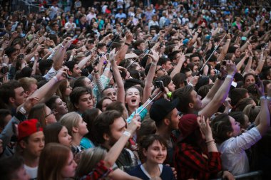 Moskova - 2 Haziran, 2016: büyük konser kalabalık açık yaz müzik festivali. Pek çok gencin el sallamak ve hip hop şarkıcısı L'One konser üzerine şarkı. Sahne Alanı'ndan kalabalık dans pistinde görüntülemek