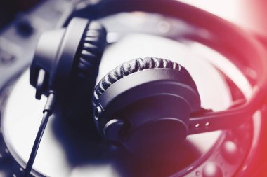 Cd müzik disk oynatıcı stüdyo, etkinlik, konser için Dj. üst sınıf ses ekipmanları için kulaklıklar. Yaygın olarak kullanılan profesyonel DJ '. Makro, yakın
