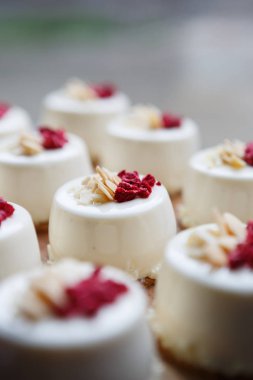 Kafede lezzetli frambuazlı kek tatlı