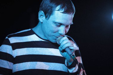 Moskova - 31 Mart, 2016: Rus rap şarkıcısı Vladimir Nigativ 16 ton gece kulübünde müzik albümü Nix Et Nox hediye olarak bilinen Afanasiev