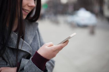 Modern akıllı telefon kullanan genç beyaz kız