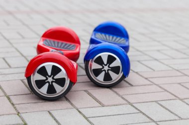 Modern ulaşım teknolojisinin - elektrikli mini segway scooter vurgulu kurulu. Kolay ve eğlenceli bir şekilde şehrin sokaklarında binmek için. Gençler ve yetişkinler arasında çok popüler oldu yeni becerikli alet eğilimleri. Bu enerji effetive kişisel kentsel transpor gelecek mi