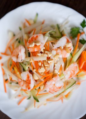 Egzotik Vietnam Gıda Restoran Menü kapatın. Geleneksel Asya yemeği beyaz tabakta. Taze haşlanmış karides, fıstık ve dilimlenmiş lahana üst görüntüleme