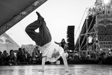 Odessa, Ukrayna-23 Ağustos, 2017: Red Bull Bc bir Cypher break dans yarışması. Break dans Şampiyonası gençlik hip hop kültürü Yaz Festivali